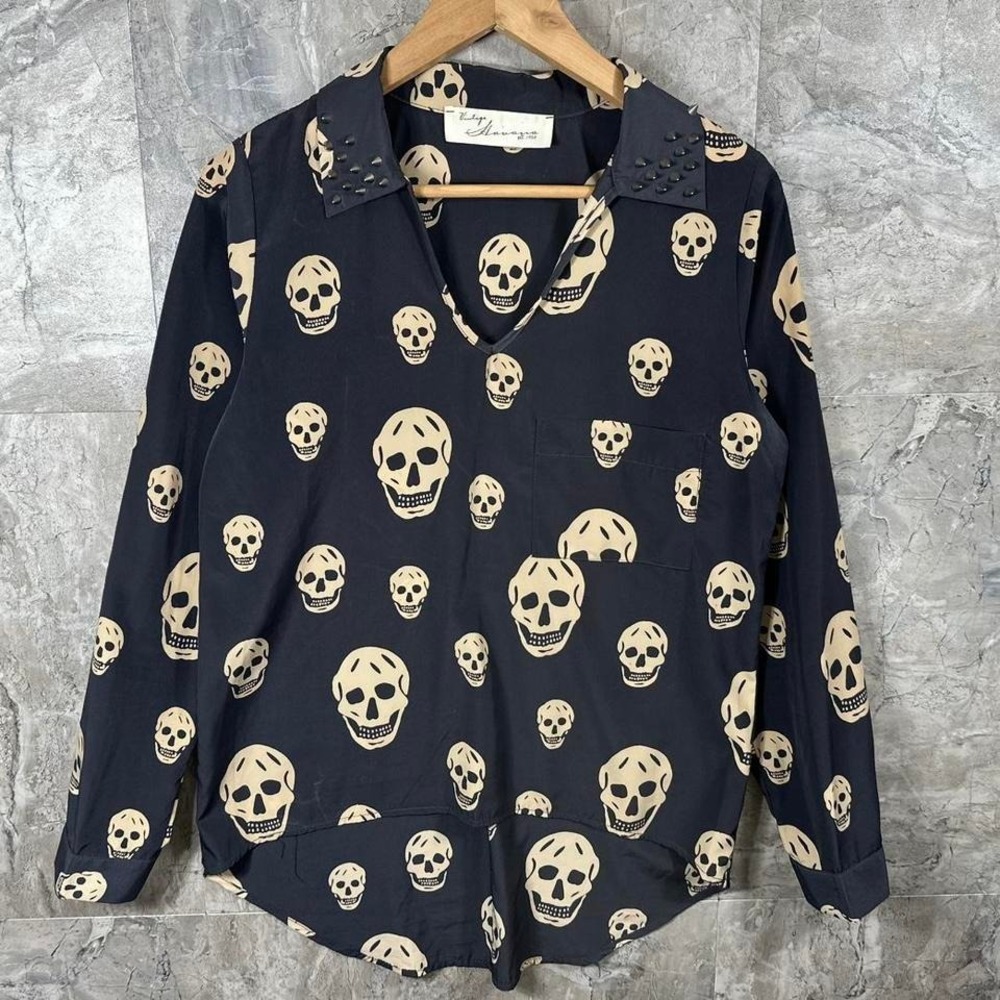 Vintage Havana skull button up shirt with studded collar and cuffs Woman's small